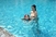 U Baywatch stilu: Nives ušla u bazen i kćerkicu učila plivati